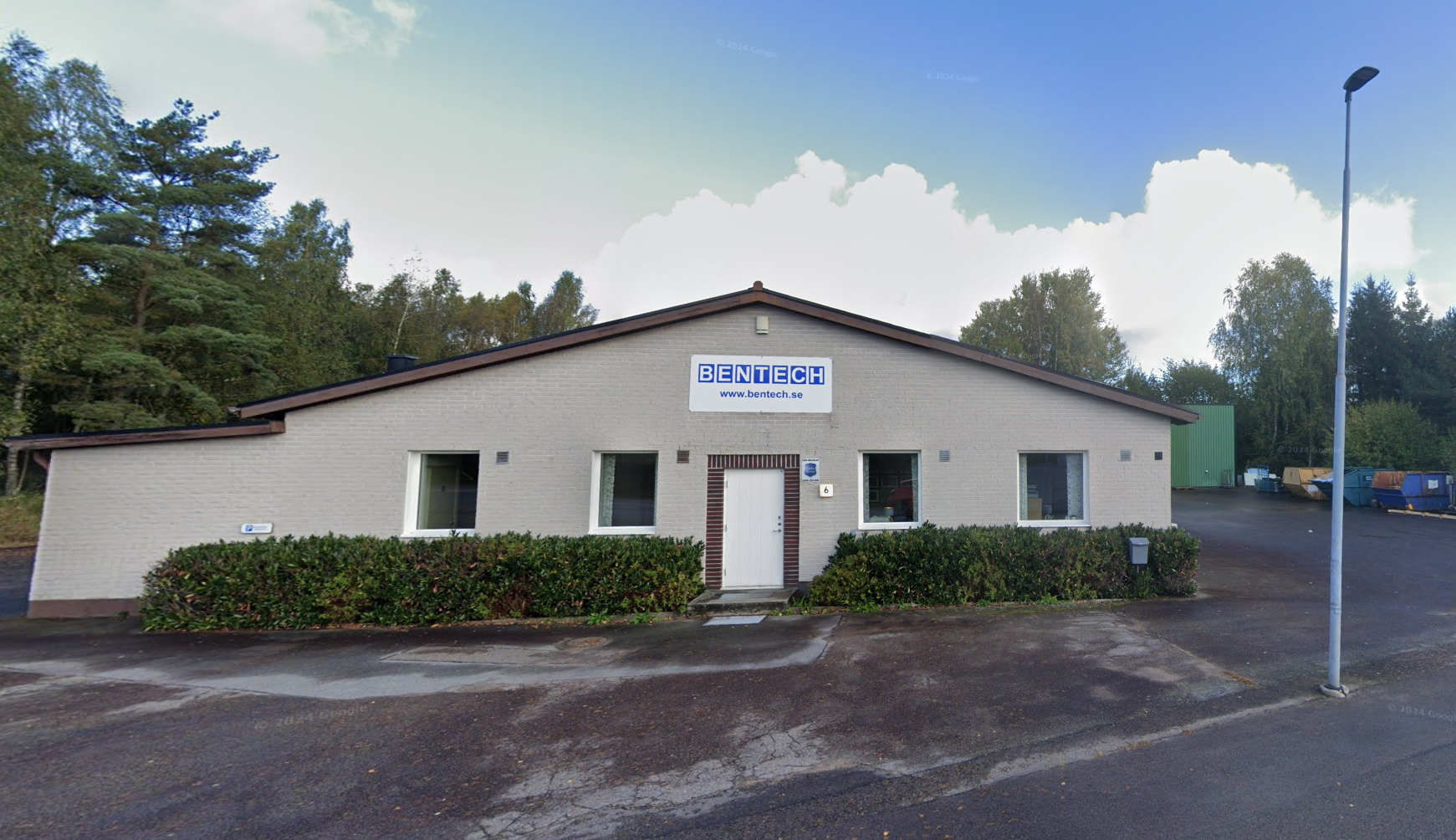 Bentechs lokal med skylten Bentech och www.bentech.se